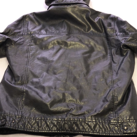 Levi’s black faux hooded Sherpa trucker jacket.  Size L - Picture 10 of 10